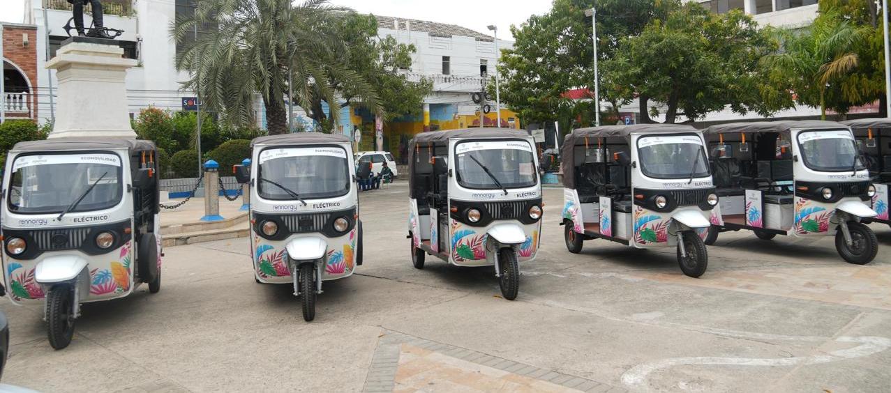 Vehículos eléctricos entregados en La Guajira.