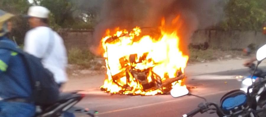 Motocarro incendiado. 