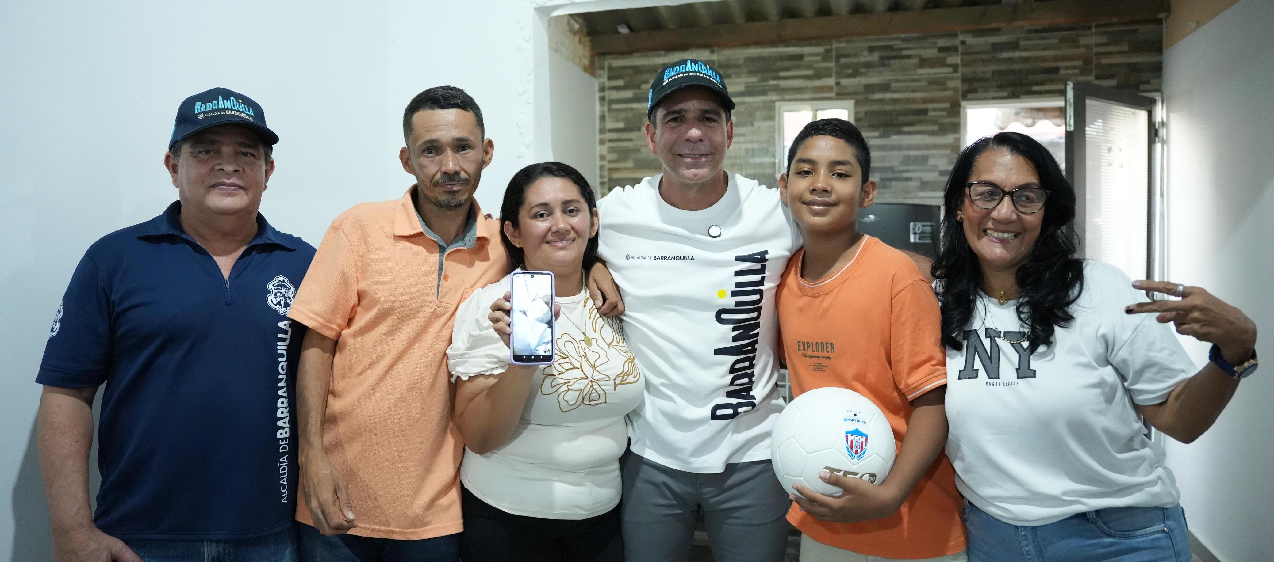 Alcalde Char con una de las familias beneficiarias del programa. 