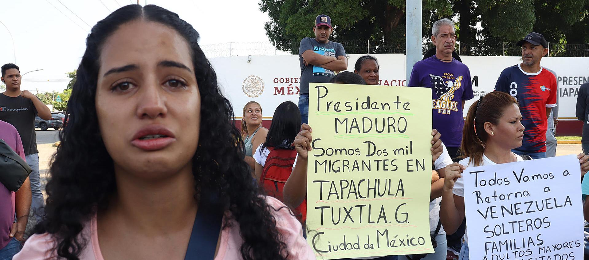 Migrantes venezolanos se manifiestan este lunes en la ciudad de Tapachula, en Chiapas.