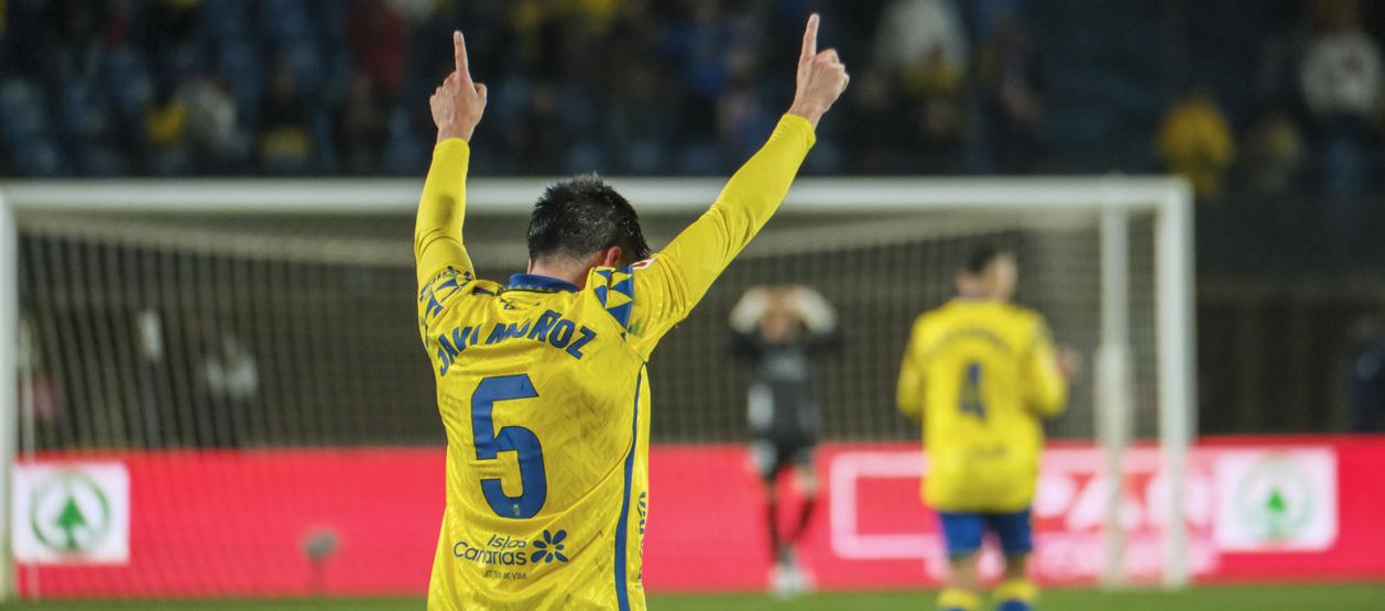 El centrocampista de Las Palmas, Javier Muñoz, celebra su gol ante el Atlético de Madrid.