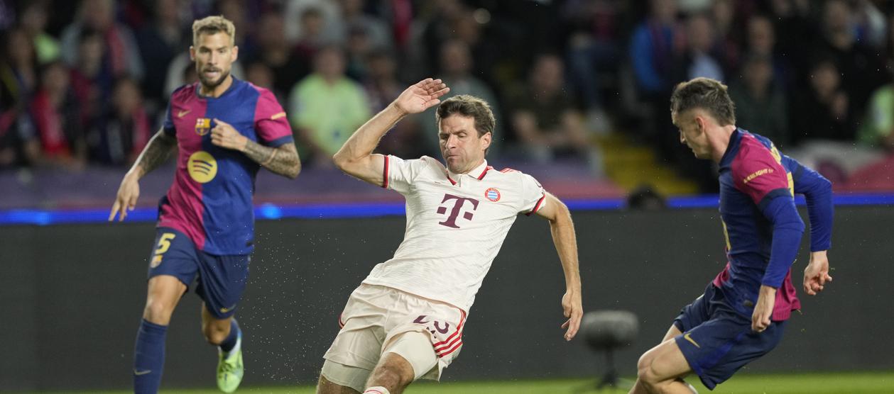 El mediapunta alemán Thomas Müller (centro).