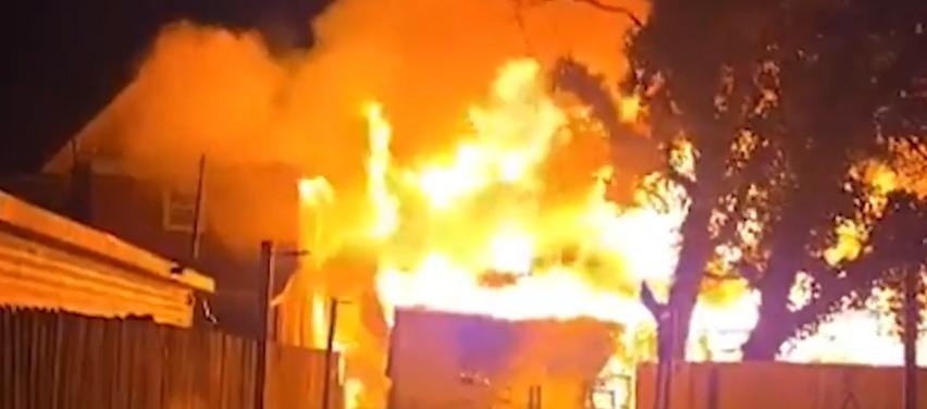 Incendio en una de las casas en el barrio Millville, en Nueva Jersey.