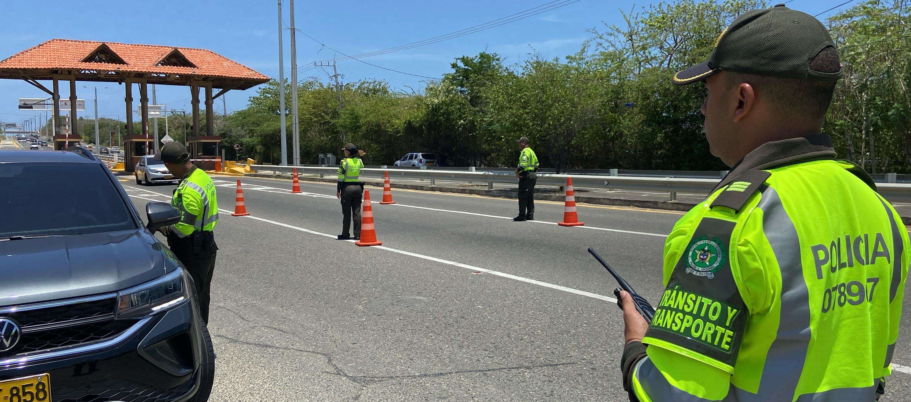 Operativos de la Policía en la Vía al Mar, en Puerto Colombia. 