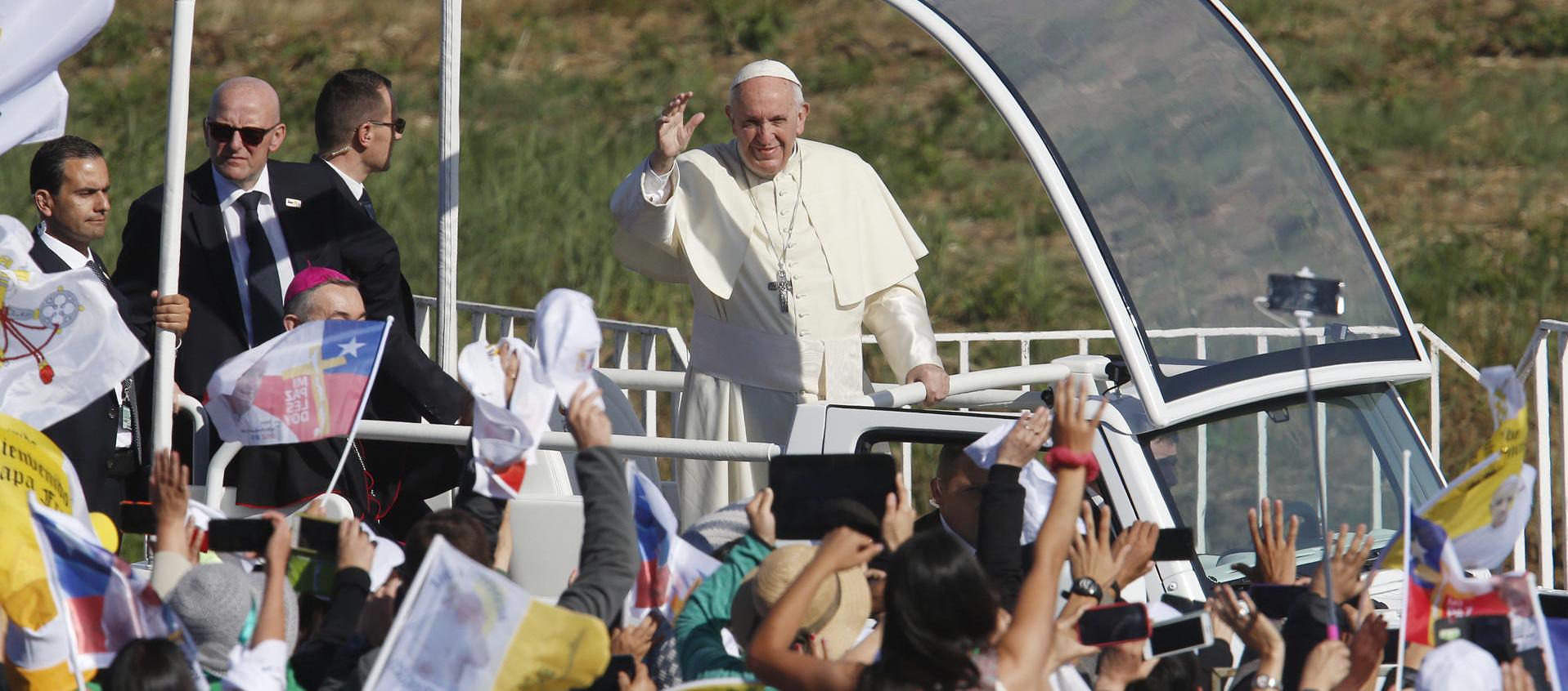  Papa Francisco saludando a feligreses católicos, en Temuco, Chile. 