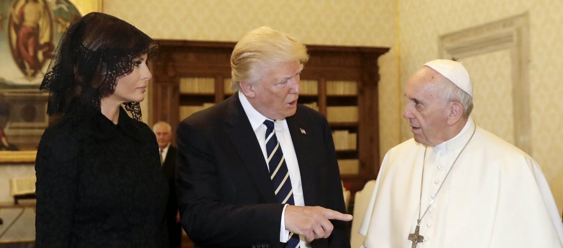Melania y Donald Trump, y el Papa Francisco.