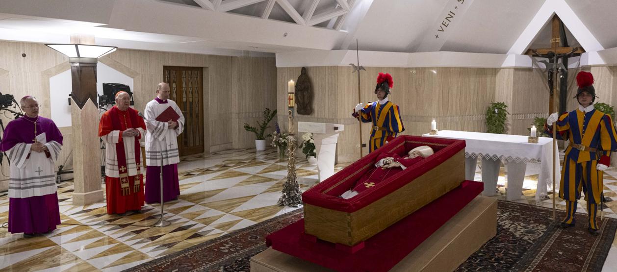 Guardias suizos velan día y noche. 