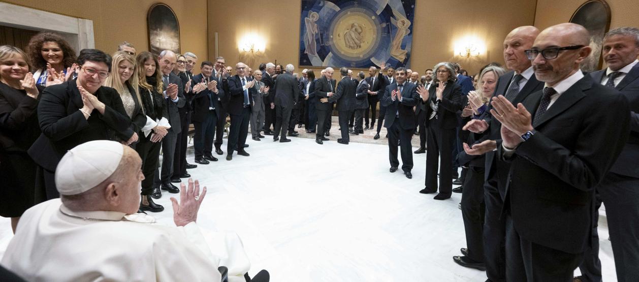 El Papa Francisco y los profesionales de la salud que lo atendieron.