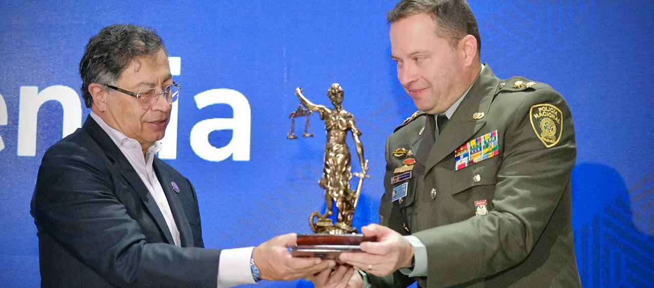 Presidente Gustavo Petro y el General Carlos Triana. 