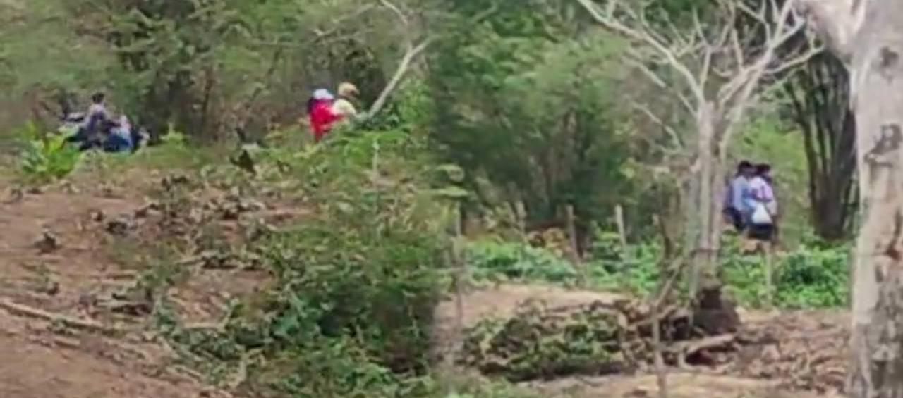 Personas que presuntamente invaden terrenos adjudicados a campesinos.