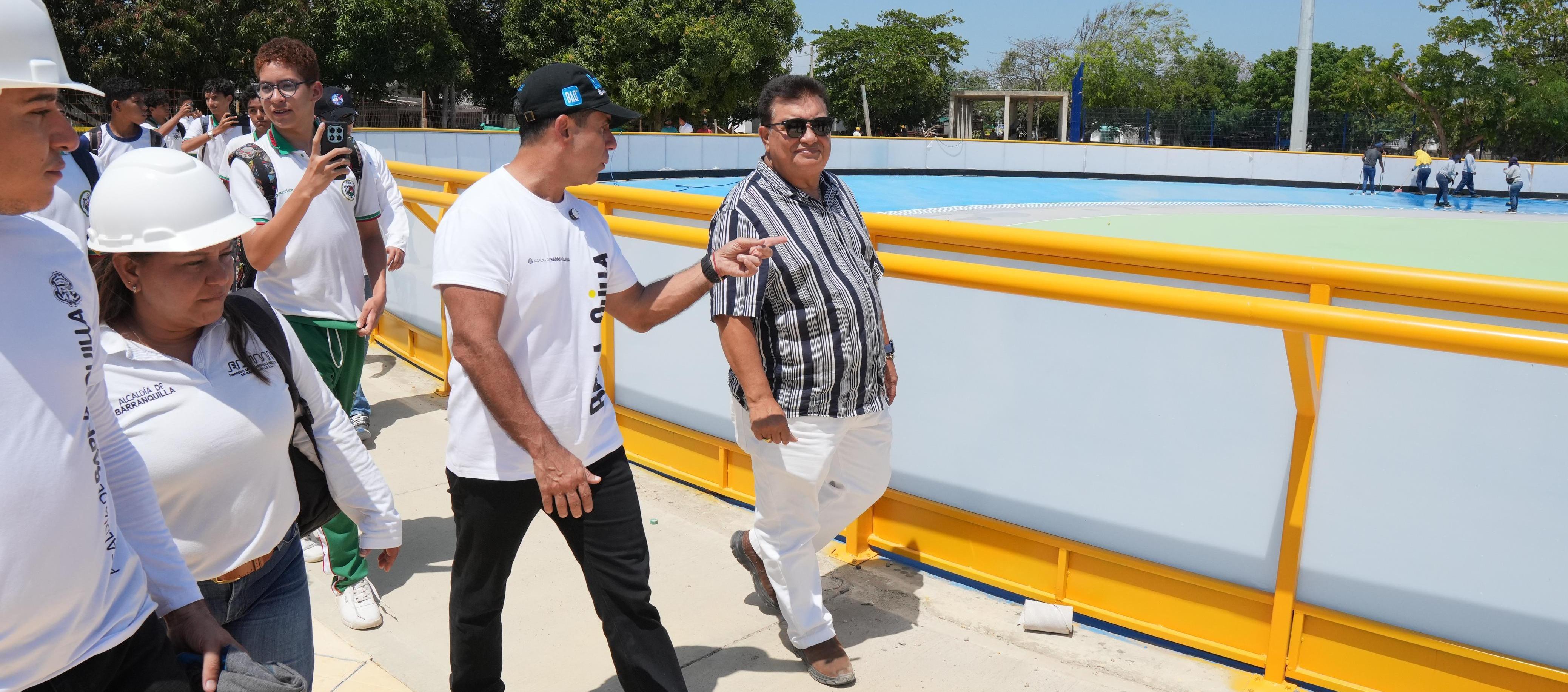 El alcalde Alejandro Char con los estudiantes de la IED Marco Fidel Suárez.