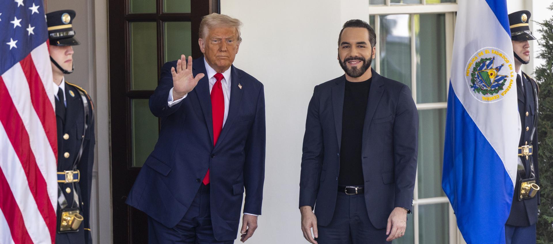 El Presidente de EE.UU., Donald Trump, saluda al mandatario de El Salvador, Nayib Bukele. 