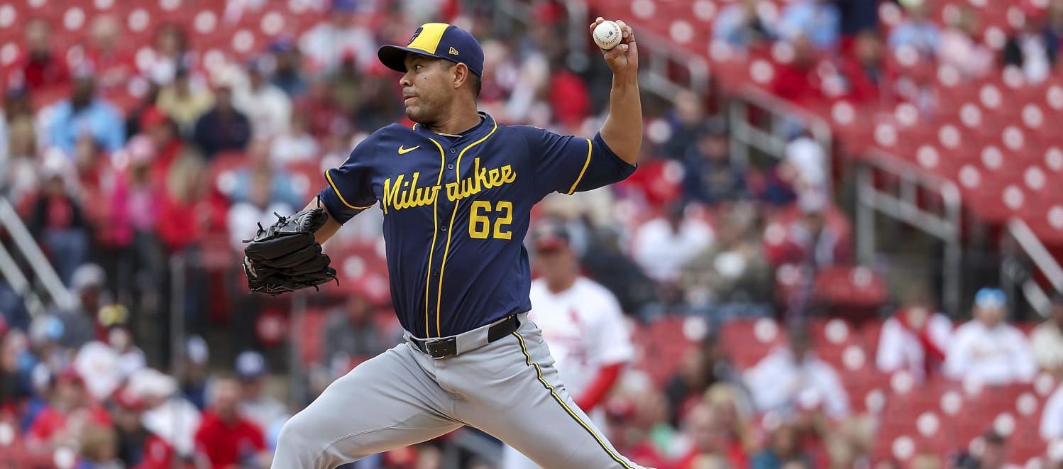 José Quintana en acción con los Cerveceros de Milwaukee.