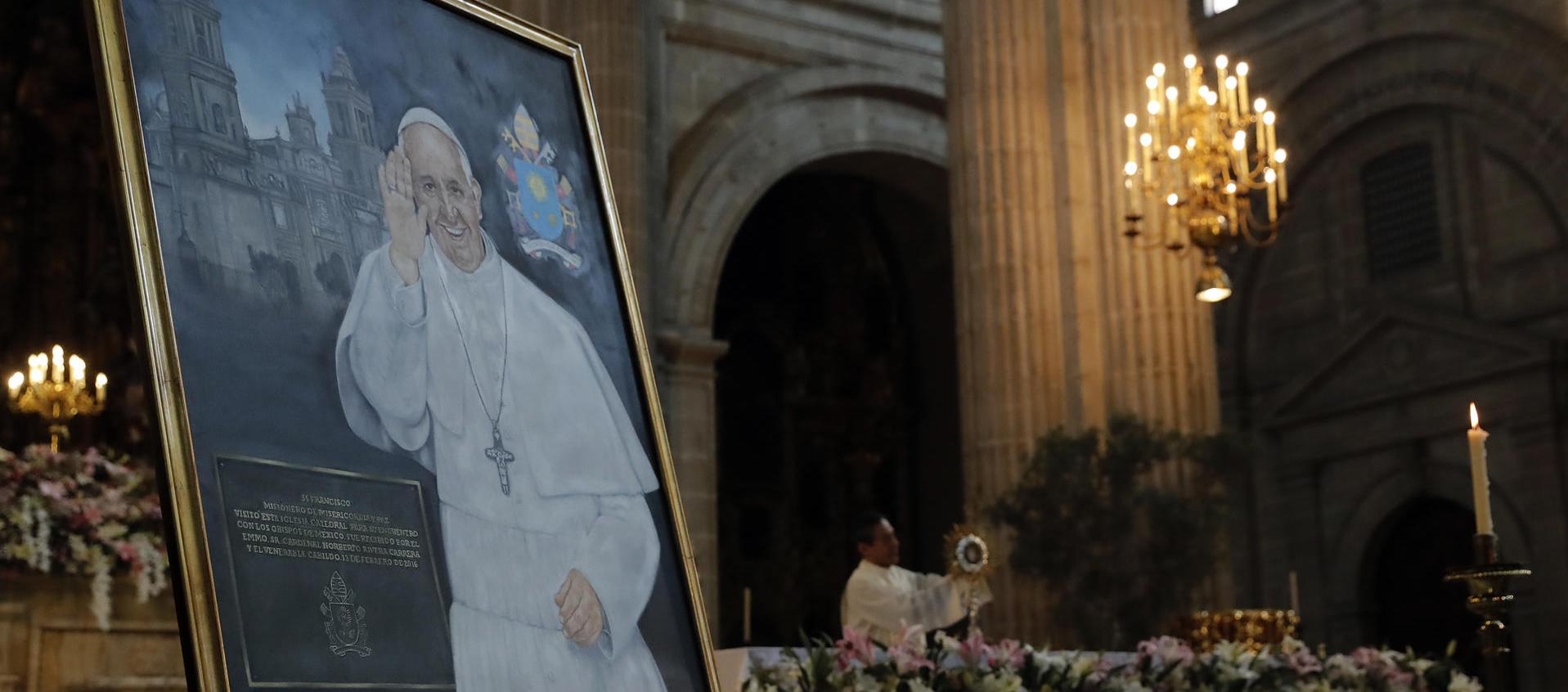 Retrato del Papa Francisco durante una misa.