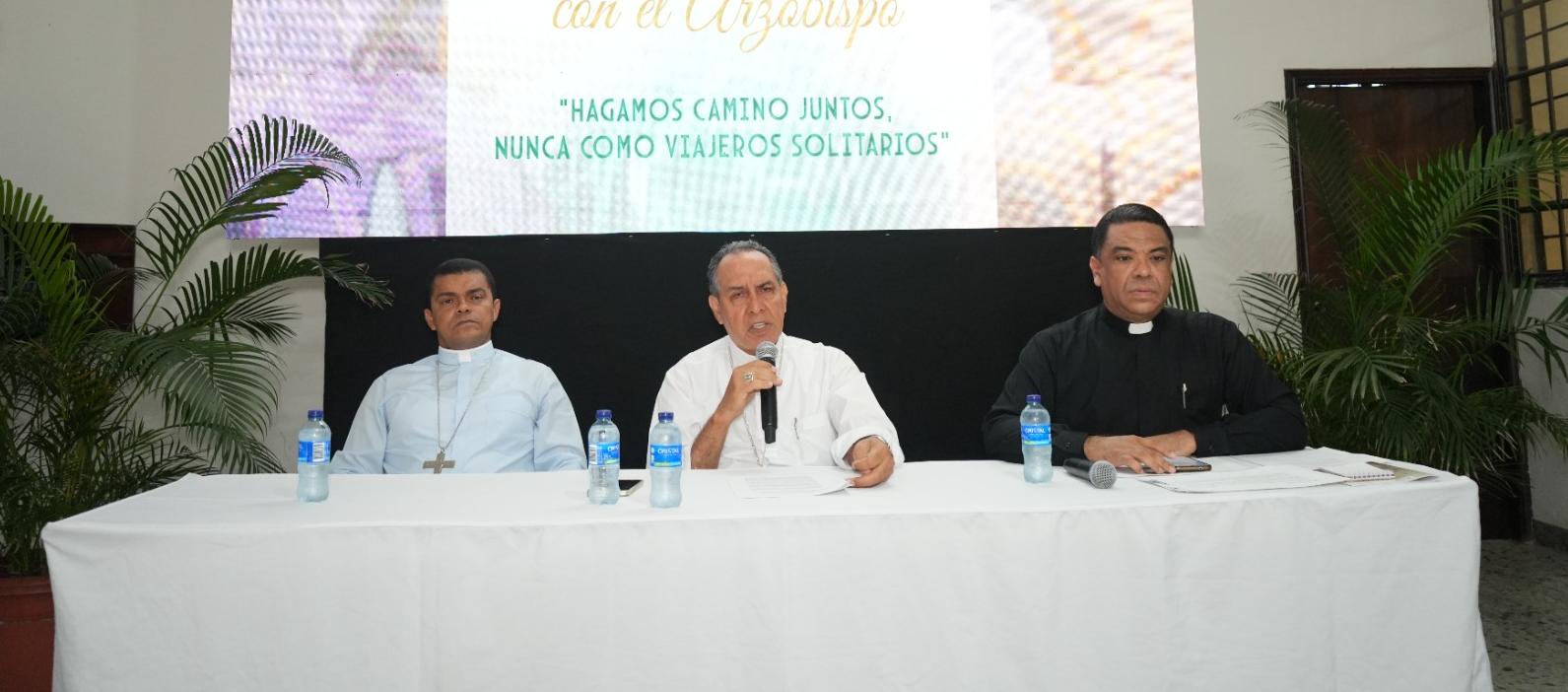 Obispo auxiliar Edgar Mejía, Monseñor Pablo Emiro Salas, Padre Jaime Marenco, en rueda de prensa. 