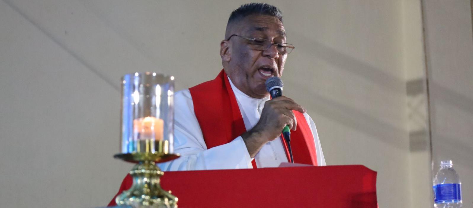 El sacerdote Julio Ruiz.