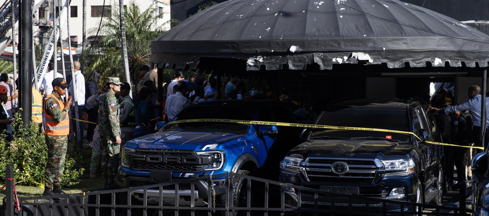 Integrantes del Ejército custodian a las afueras de la discoteca Jet Set.