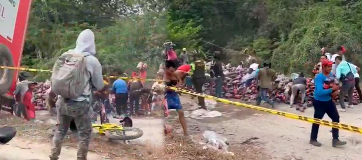 Momento en que se presentó el saqueo a la tractomula. 