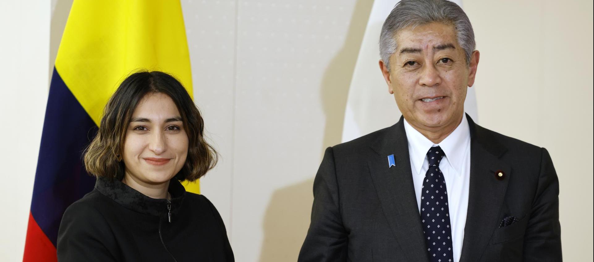 Takeshi Iwaya y Laura Sarabia, ministros de Asuntos Exteriores de Japón y Colombia.