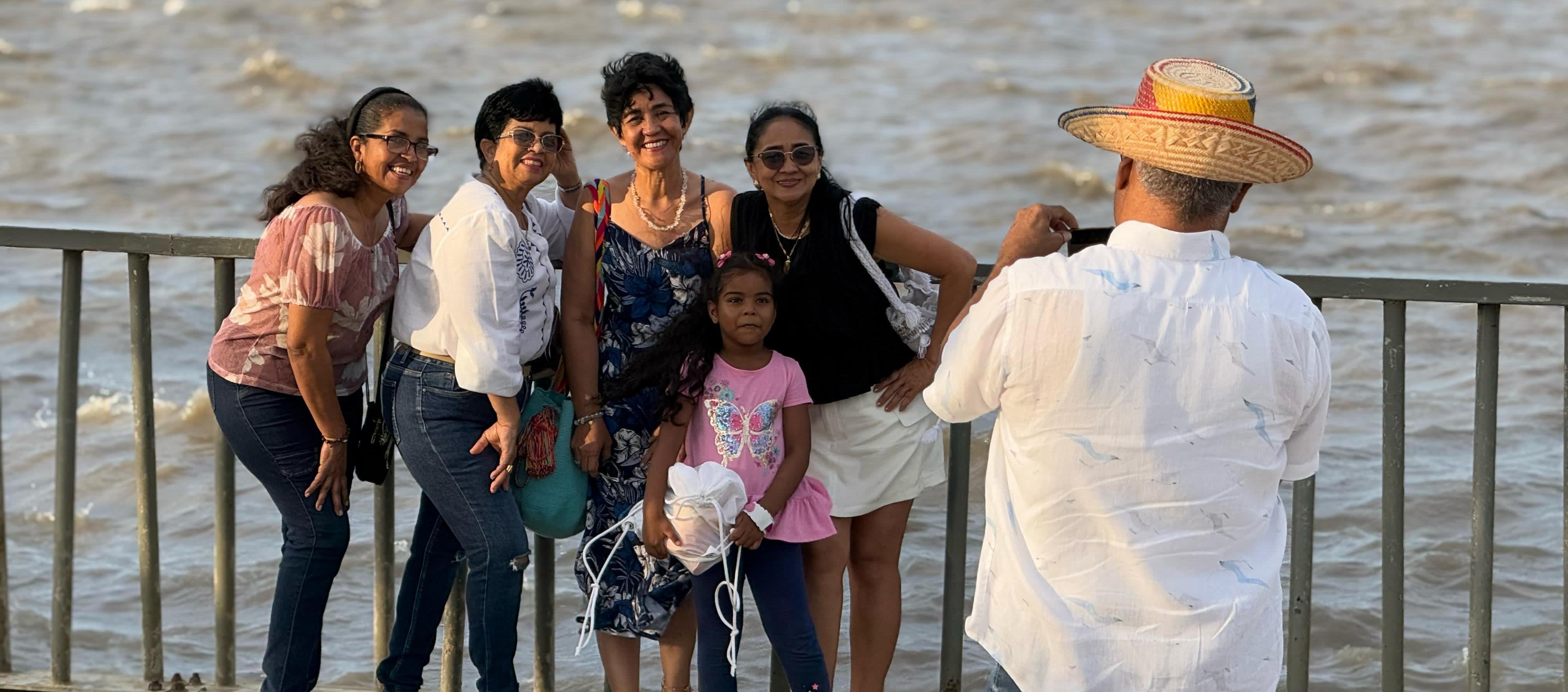 Imagen de los visitantes en el Malecón.