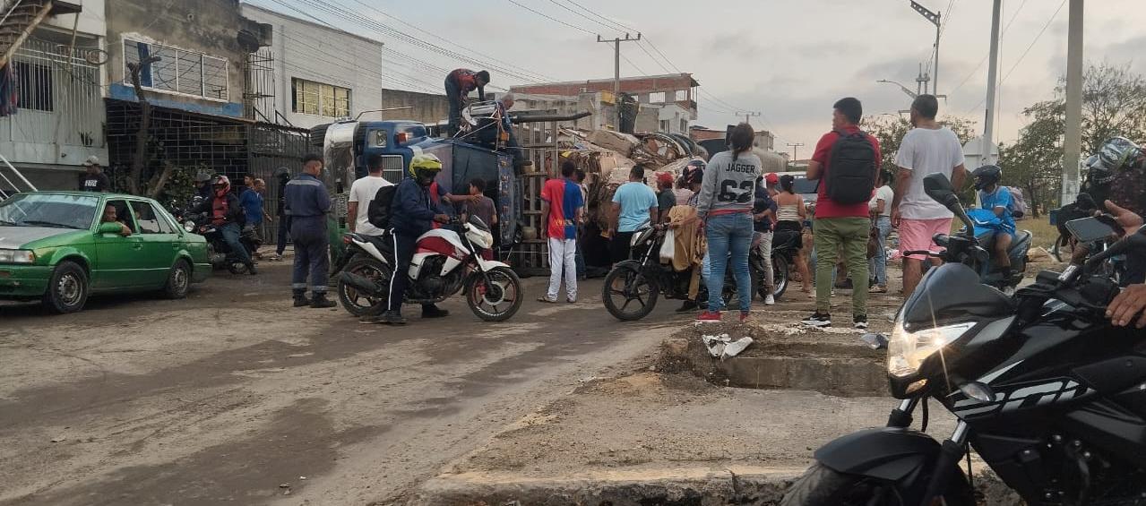 Tractomula volcada a la altura de la Escuela de Policía Antonio Nariño.
