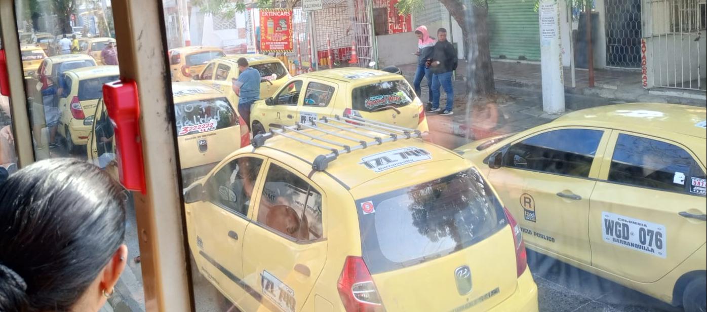 Taxistas protestan contra el taxímetro y aplicaciones de transporte particular