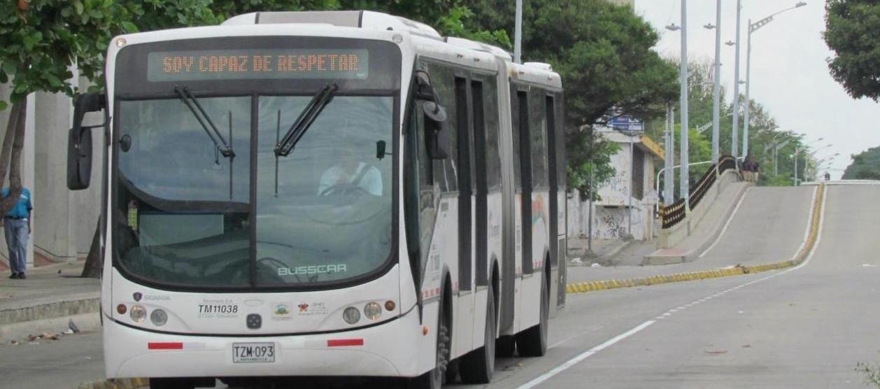 Un articulado de Transmetro circulando sobre la carrera 46. 