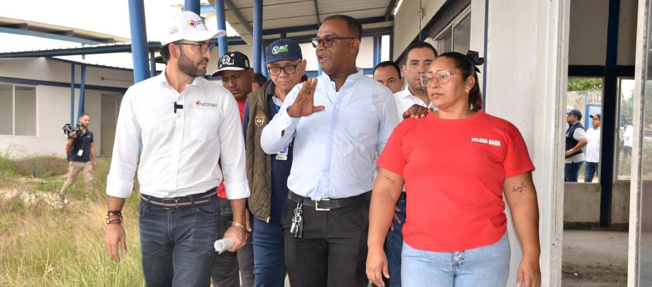 El vicecontralor Carlos Mario Zuluaga (izquierda) durante su visita al municipio de Soledad.