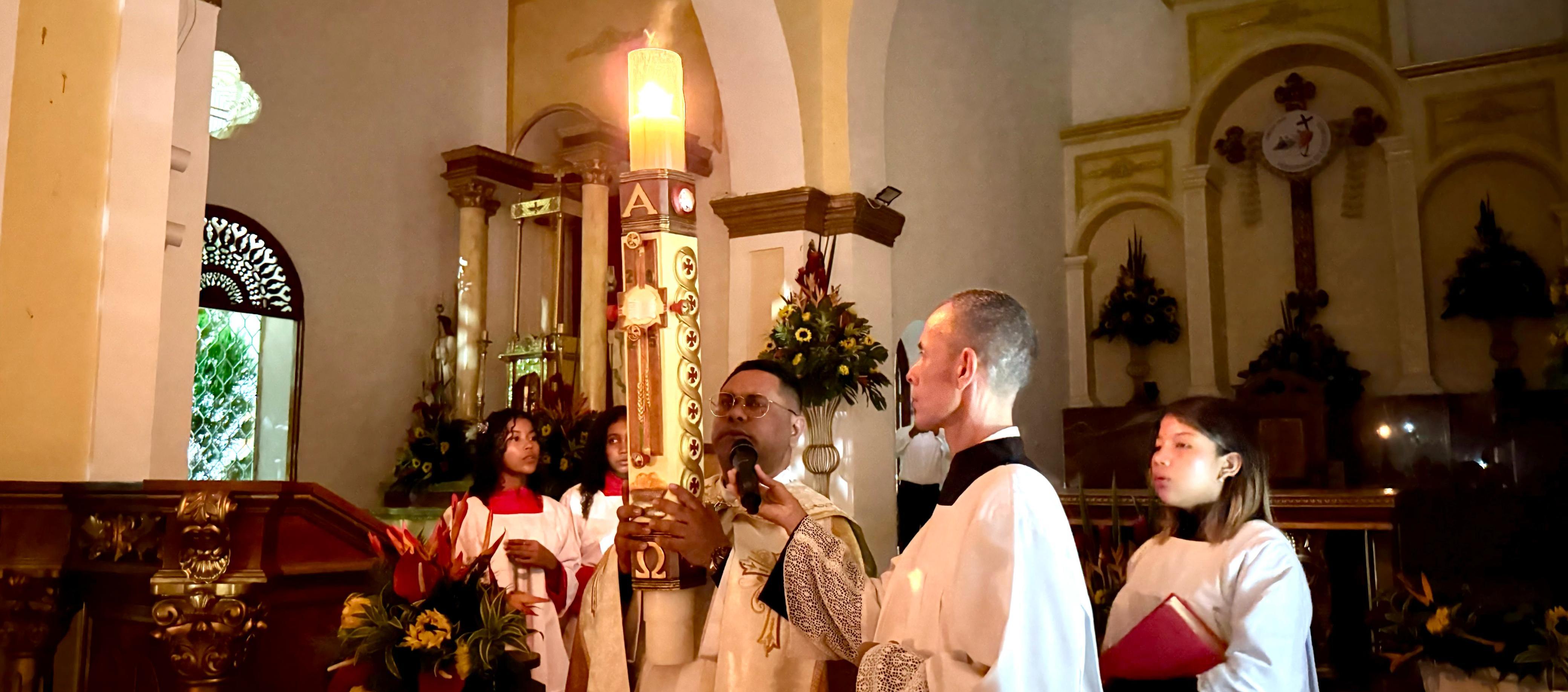 Vigilia Pascual en la Iglesia San Luis Beltrán de Manatí. 