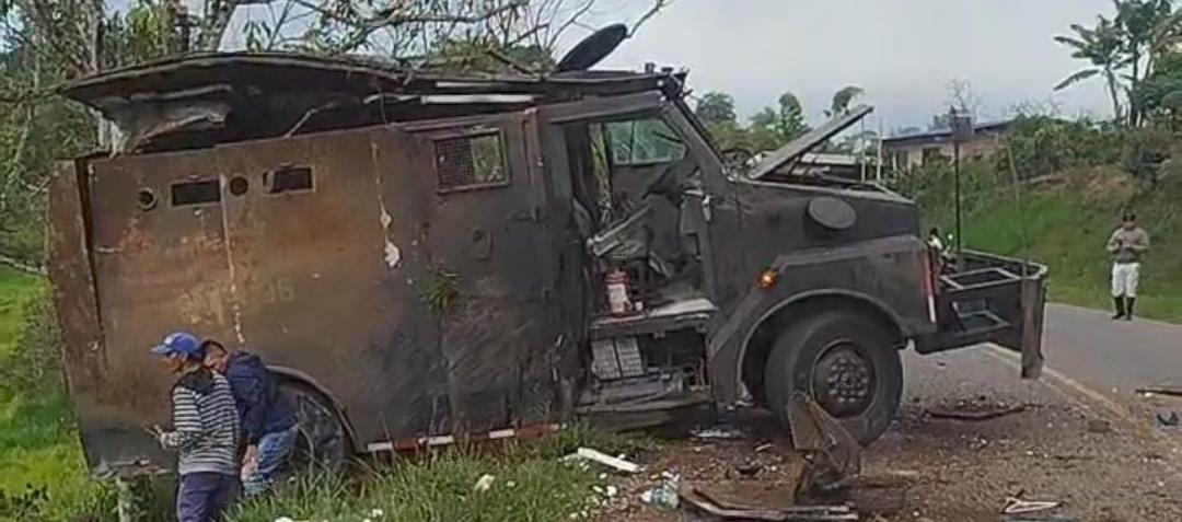 Tanqueta blindada después de la explosión.