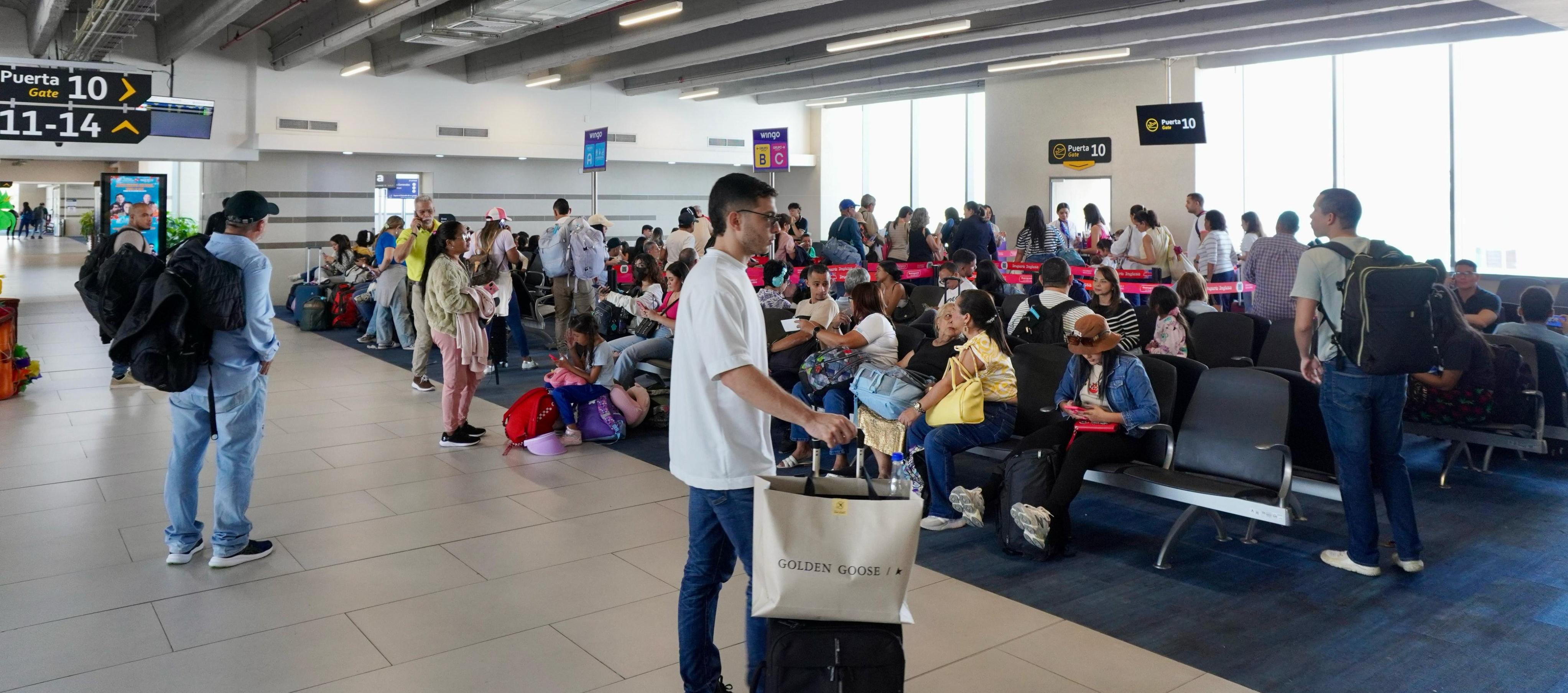 Pasajeros en el aeropuerto Internacional Ernesto Cortissoz de Barranquilla. 