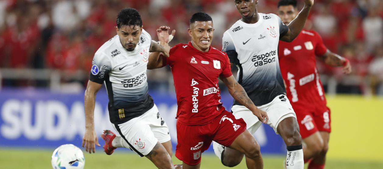 Cristian Barrios disputa la pelota con Mateuzinho, de Corinthians. 