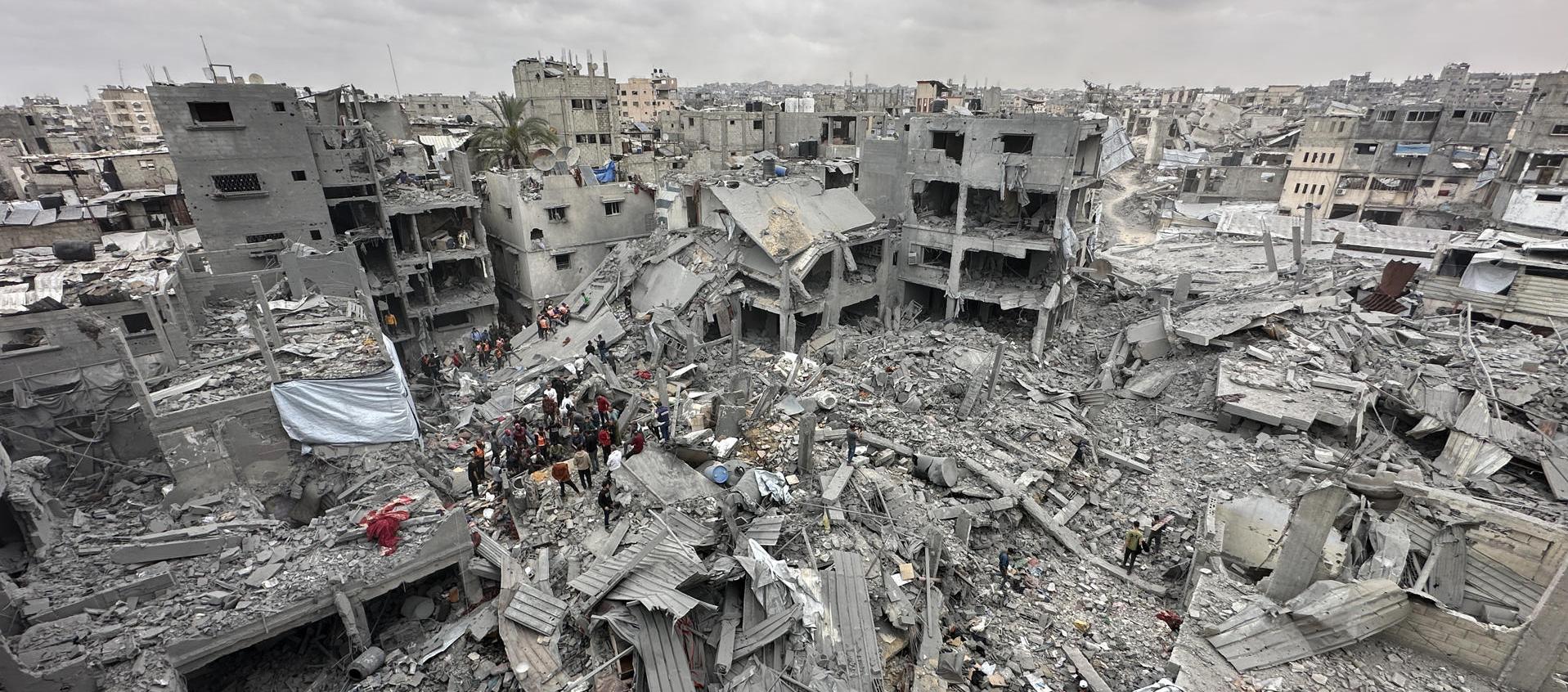 Al menos 23 personas murieron, entre ellos ocho mujeres y ocho niños.