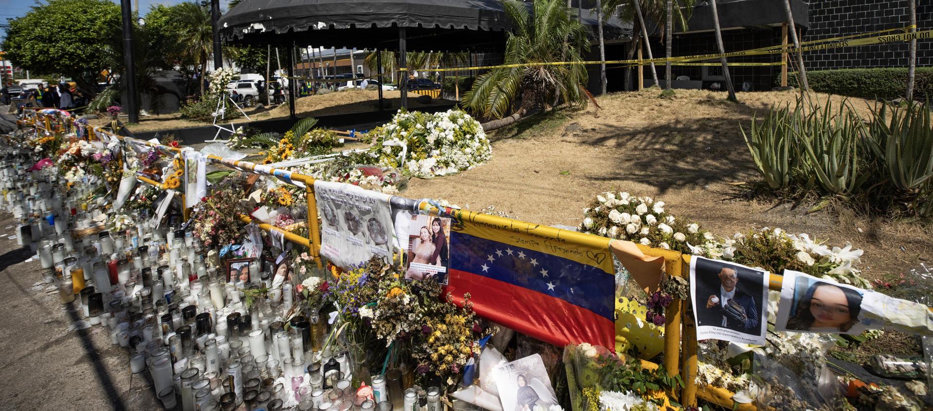 Fotografía de las ofrendas puestas a la entrada de la discoteca Jet Set recordando a las víctimas de la tragedia.