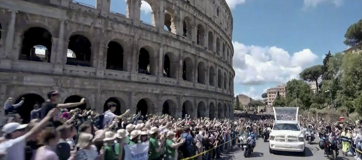 El cortejo fúnebre del Papa Francisco a su paso por el coliseo de Roma. 