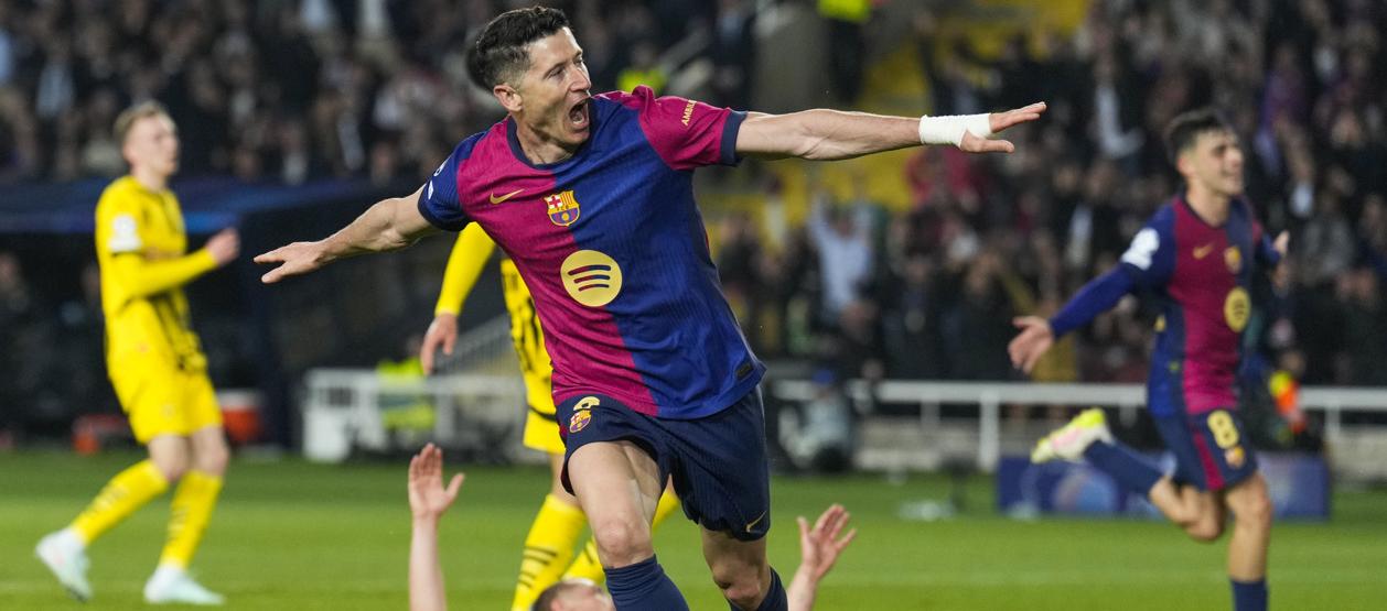 Robert Lewandowski celebra tras marcar el tercer gol del Barcelona. 