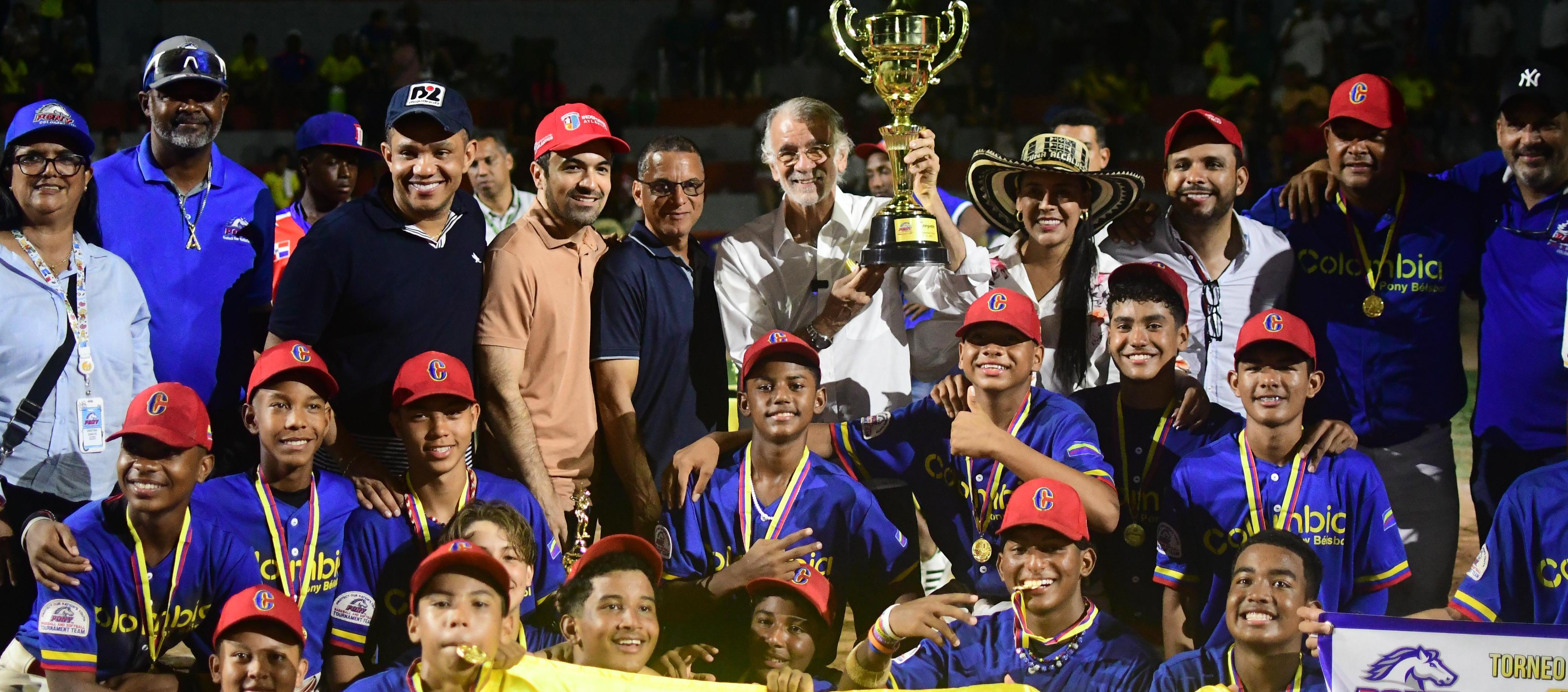 El gobernador Eduardo Verano con el trofeo y los integrantes de la Selección Colombia. 