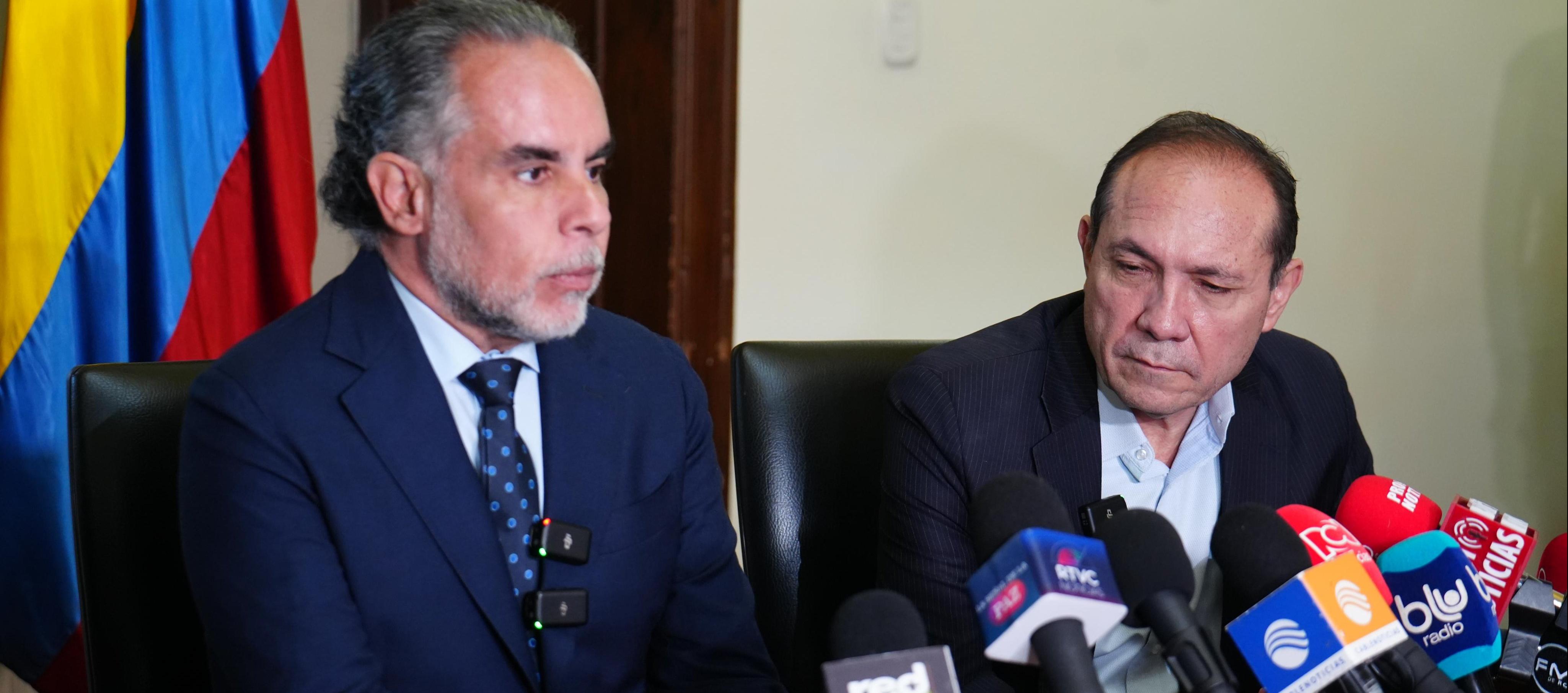 Ministros Armando Benedetti y Antonio Sanguino durante rueda de prensa.