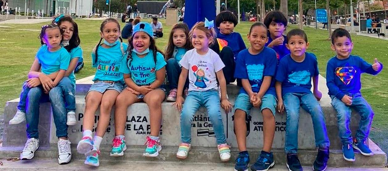 El autismo se identifica por el color azul.