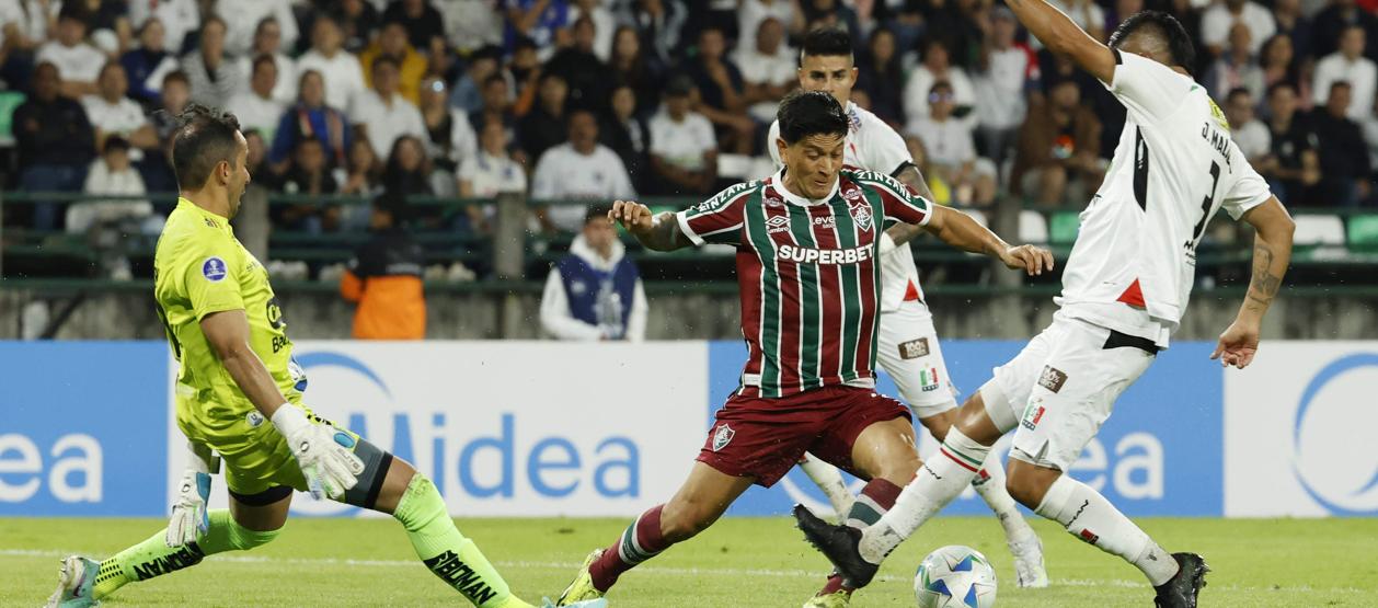 Germán Cano en una oportunidad de gol que tuvo frente al pórtico del Once Caldas.  