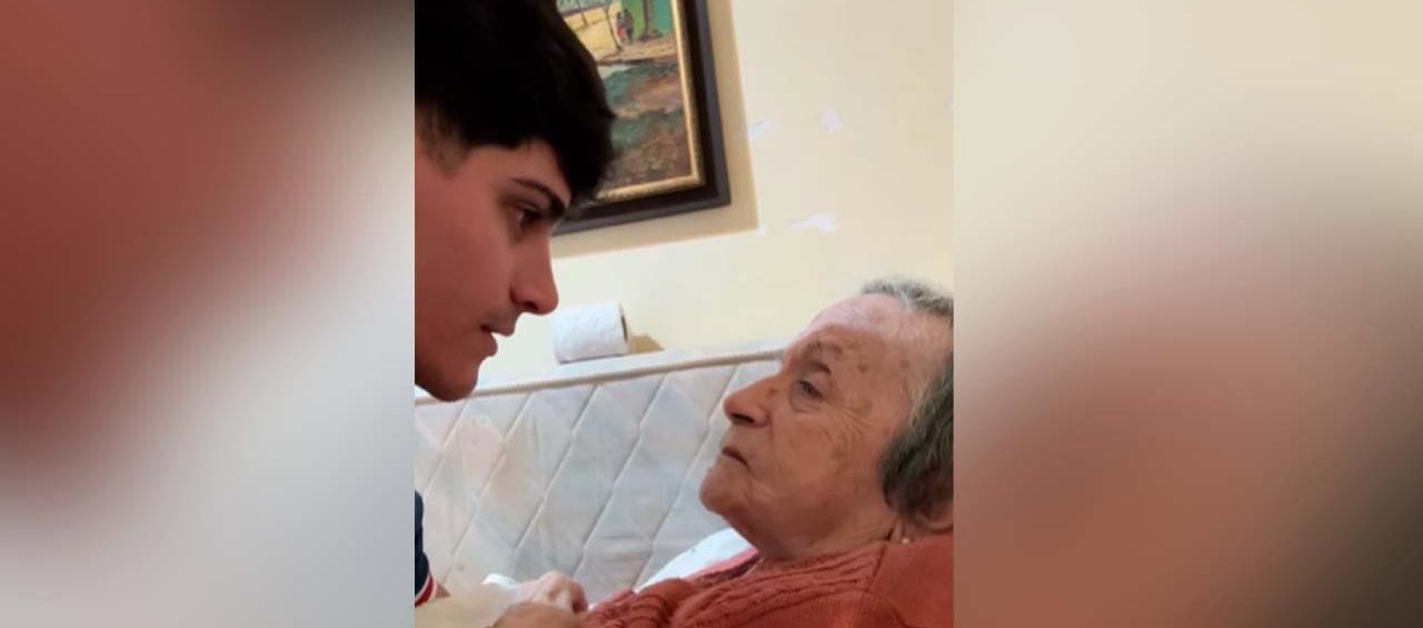Gianluca Pugliese junto a su abuelita en la despedida. 