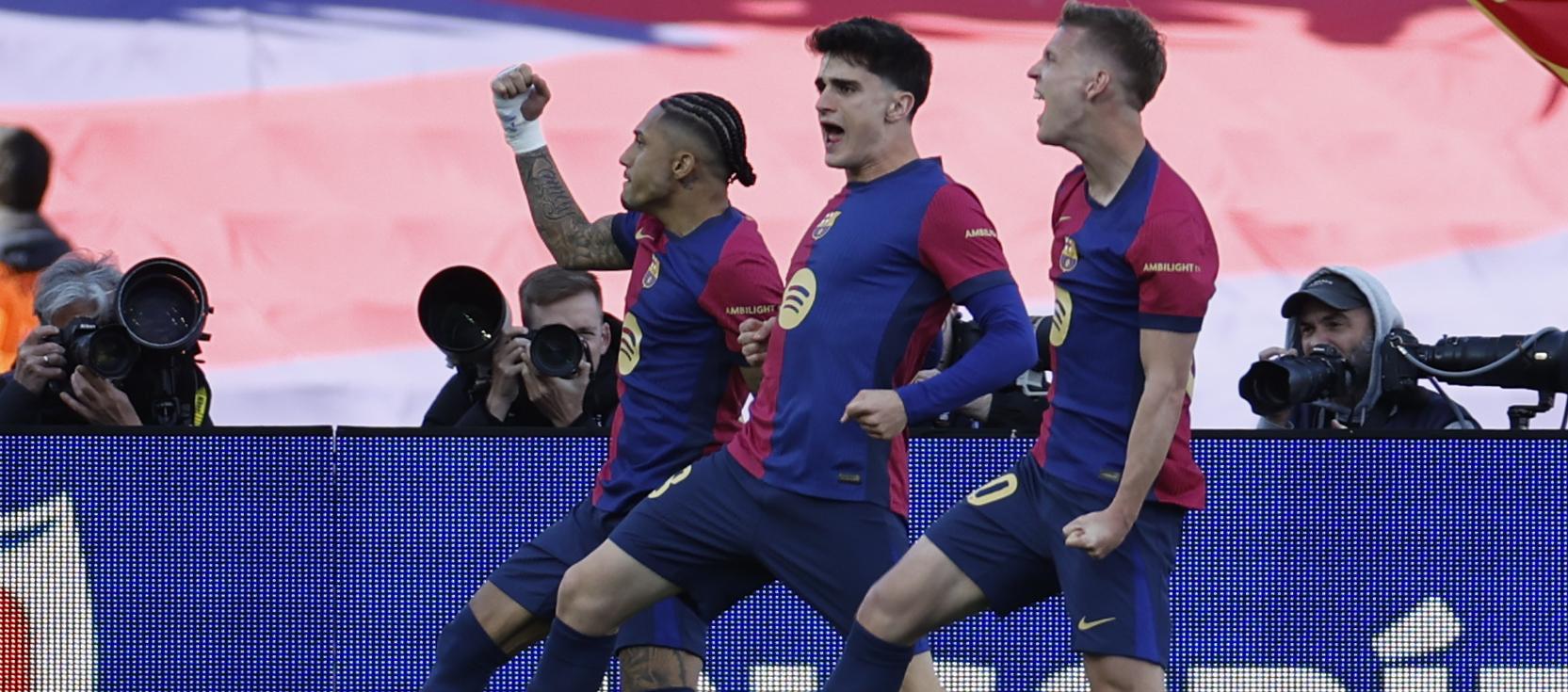 Raphinha, Pau Cubarsí y Dani Olmo celebran el gol del triunfo del Barcelona sobre el Celta. 
