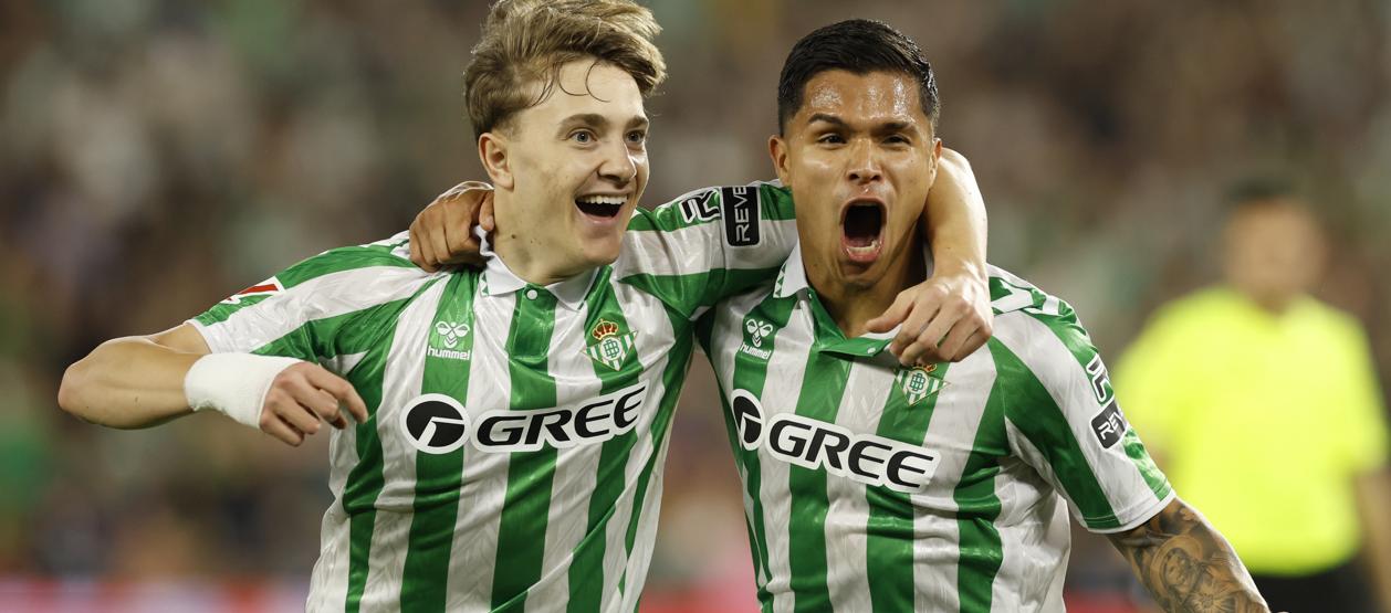 Jesús Rodríguez celebra con el colombiano 'Cucho' Hernández.