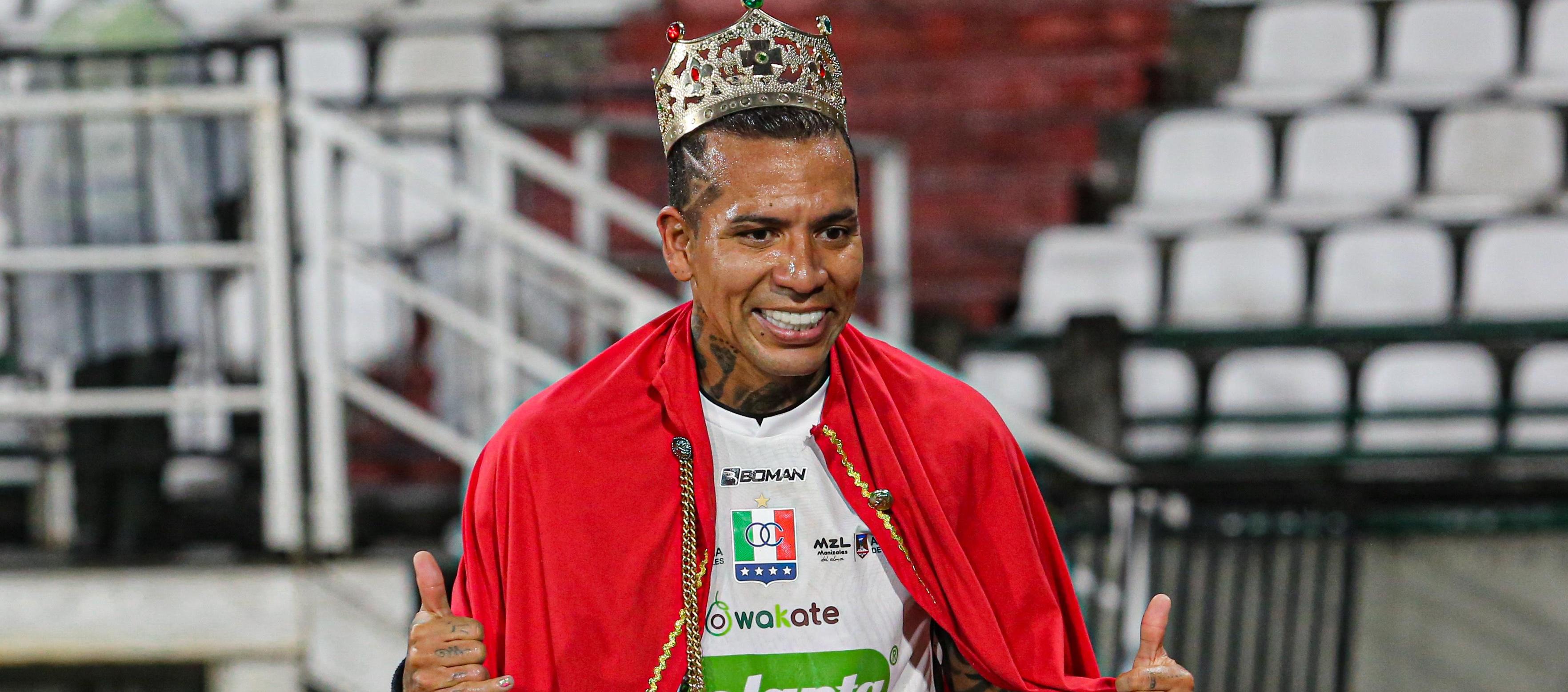 Dayro Moreno con la capa y la corona tras marcar su primer gol de la noche.  