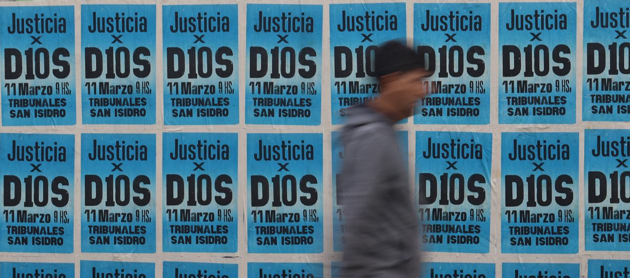 Carteles exigiendo justicia por Diego Maradona. 