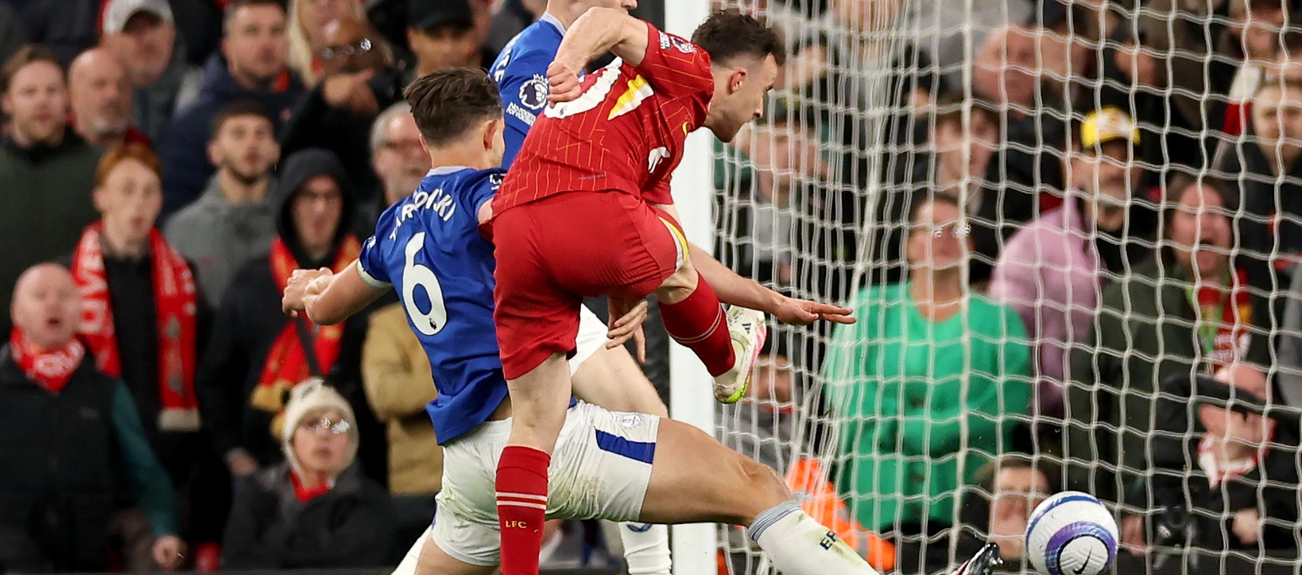 El remate de Diogo Jota que terminó en el gol del triunfo para el Liverpool.