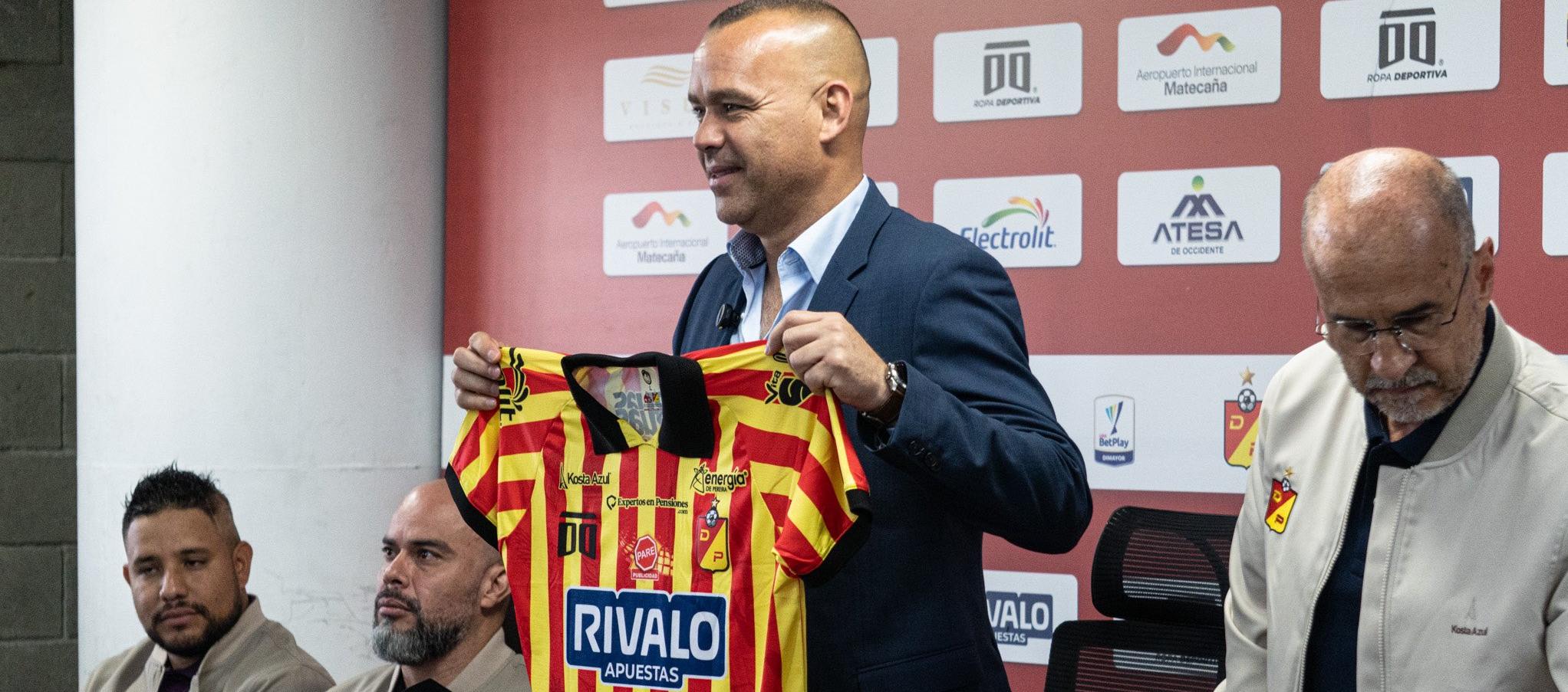 Rafael Dudamel tras recibir la camiseta del Deportivo Pereira en su presentación oficial.