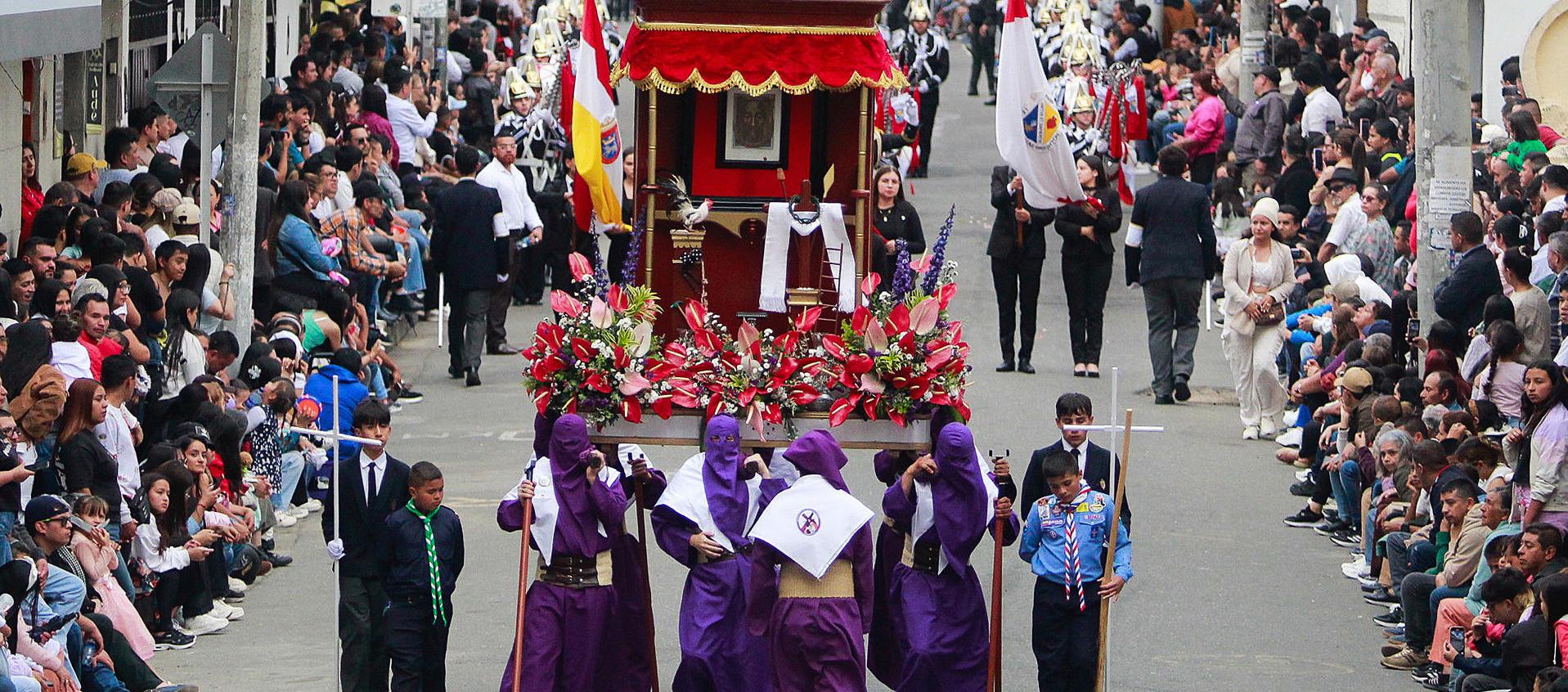 Colectivos eclesiásticos participan de la procesión en homenaje al Señor del Humilladero.