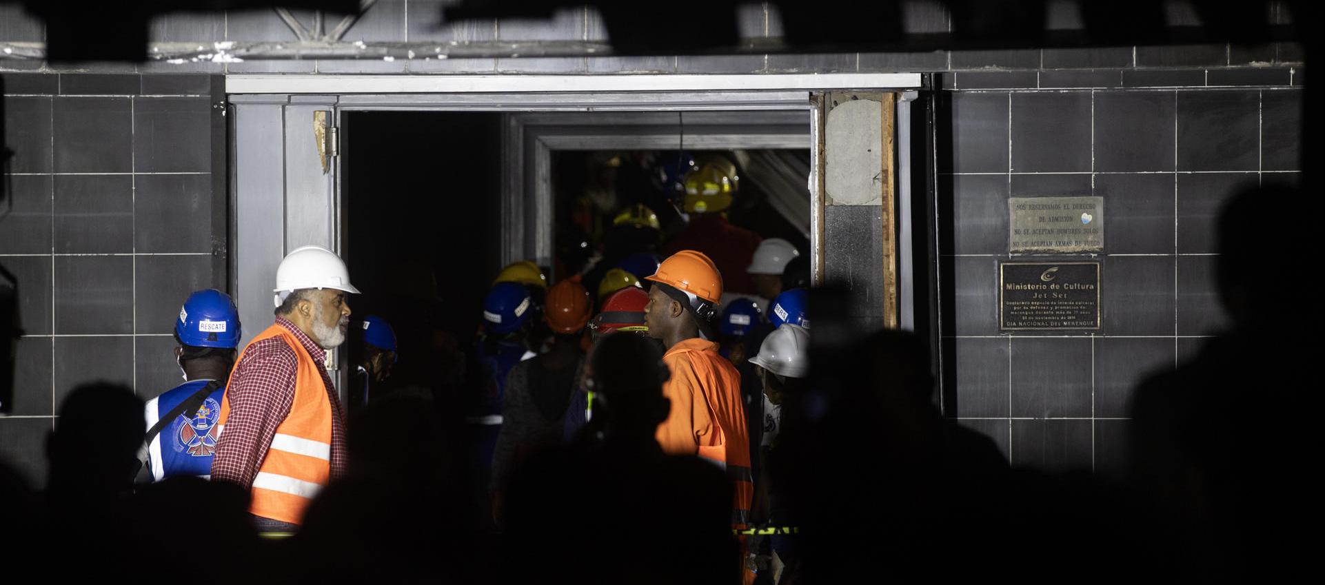 Rescatistas trabajan en la discoteca Jet Set, República Dominicana.