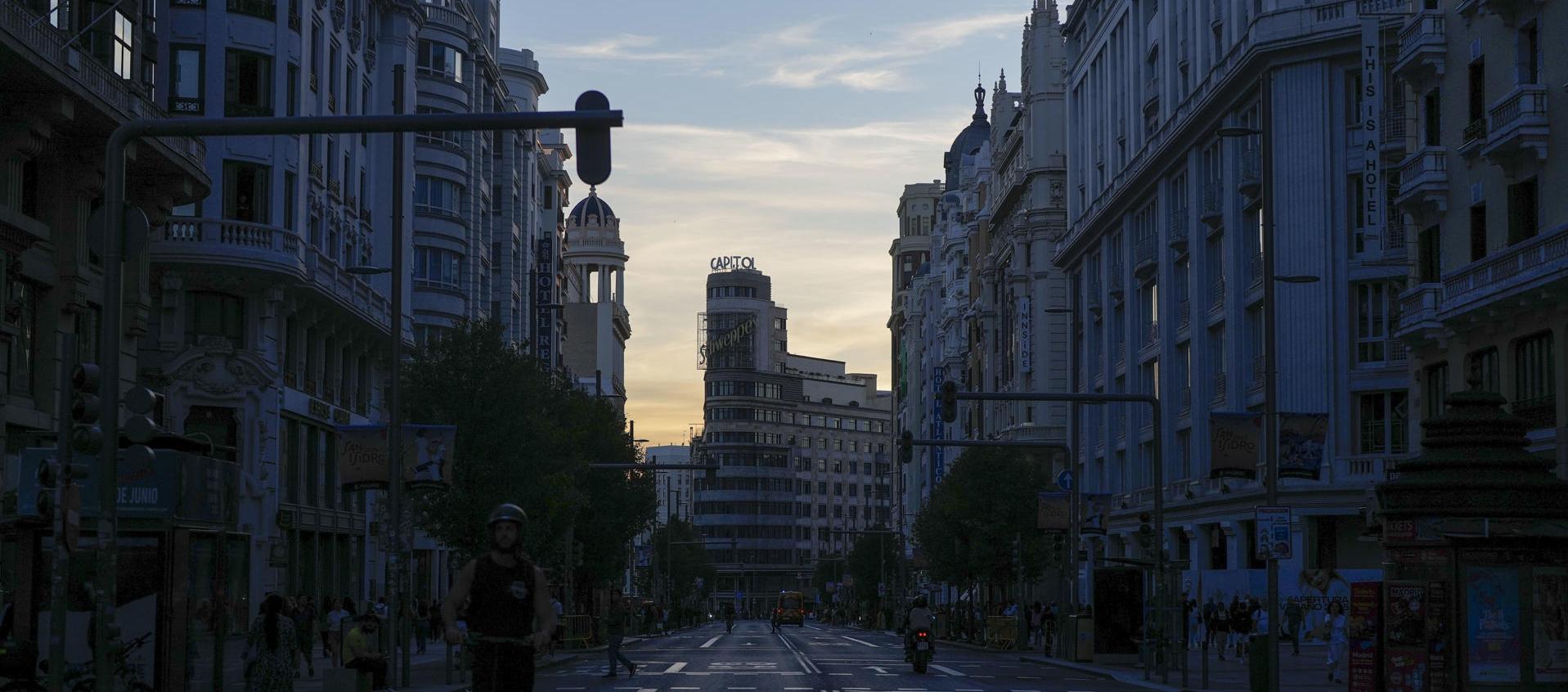 Gran Vía de Madrid sin electricidad.